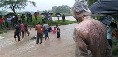 भारी बारिश से हो रहे हादसे, एमपी में टूटी नहर, 76 लोग फंसे  