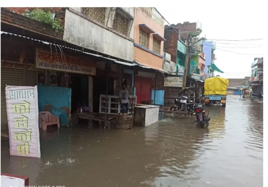 बारिश ने सतना को किया तर-बतर, मंदाकिनी उफान पर, घरों, दुकानों और दफ्तरों में भरा पानी