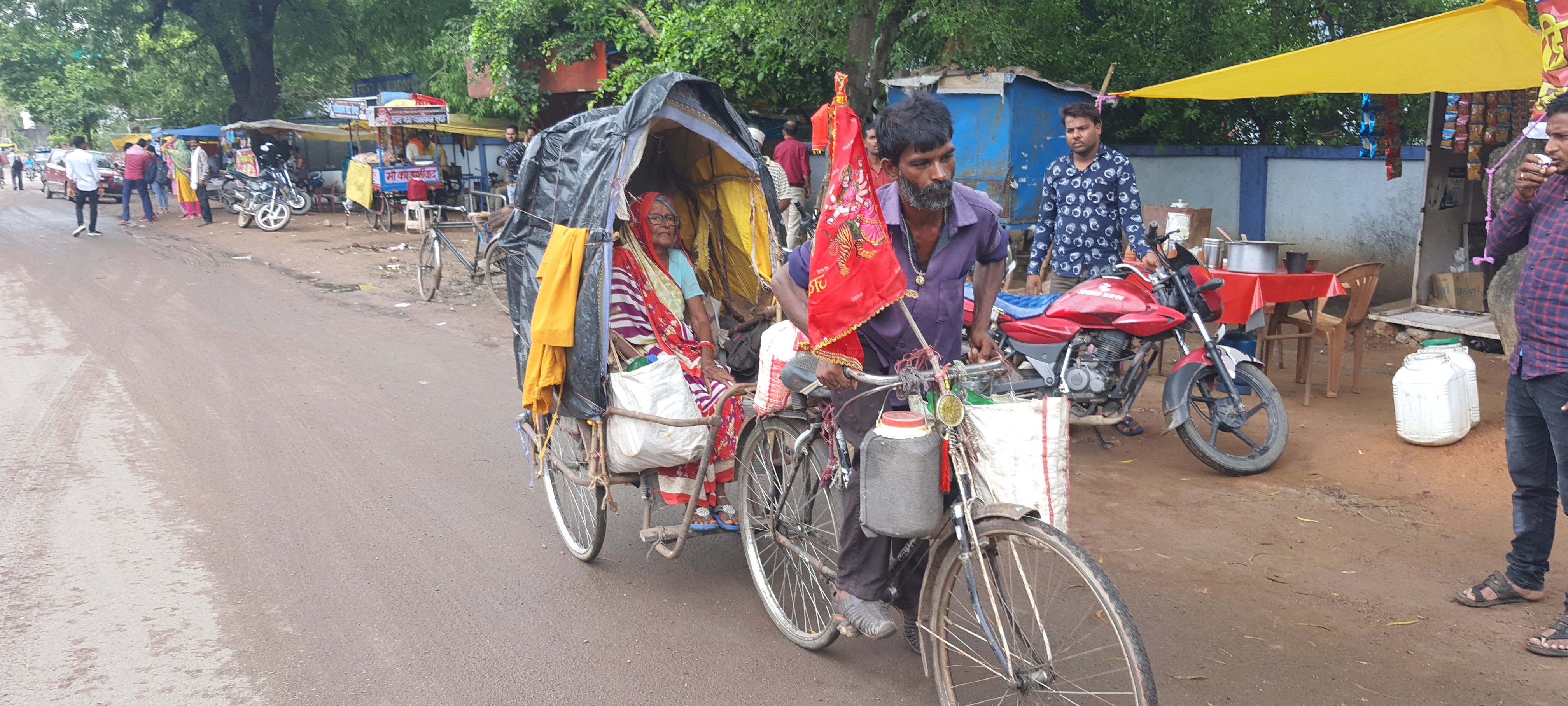 सागर का मुरारीलाल कलयुग का श्रवण कुमार बन रिक्शे में मां को तीर्थ करा रहा 