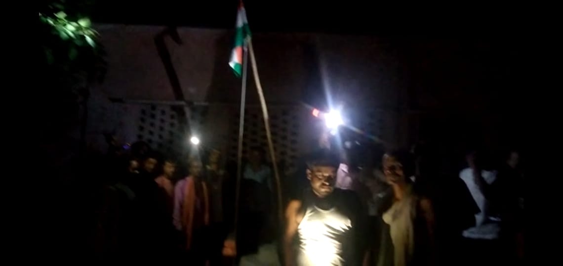 छतरपुर में हुआ तिरंगे का अपमान, रात के अंधेरे में उतारा गया राष्ट्रीय ध्वज