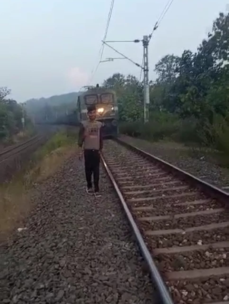 रेलवे ट्रेक बना मौत का प्लेटफॉर्म, सोशल मीडिया हिट होने के चक्कर मे युवक गवां बैठा जान 