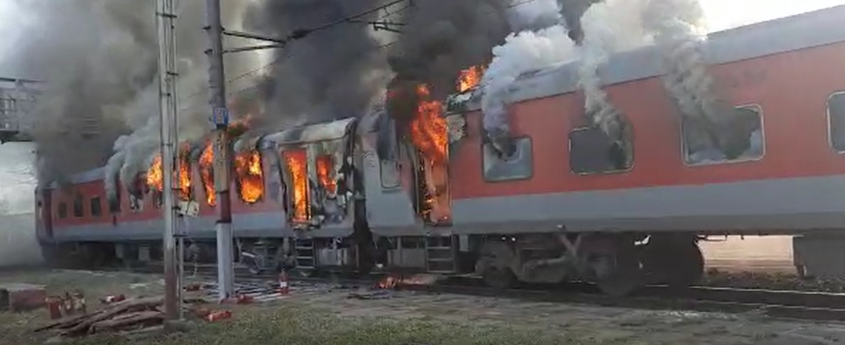 मुरैना के पास ट्रेन में लगी आग, धूं-धूं कर जली चार बोगिया 