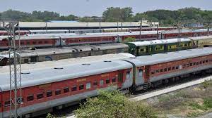 चक्रवात जवाद को लेकर अलर्ट, रेलवे ने रद्द की 95 ट्रेनें 