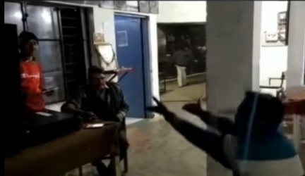 थाने में सिपाहियों का नागिन डांस, वीडियो वायरल होने के बाद अधिकारियों ने टीआई से मांगा जवाब