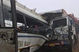  गैस सिलेंडर से लदे ट्रक से टकराई यात्री बस, 10 लोगों की मौत 