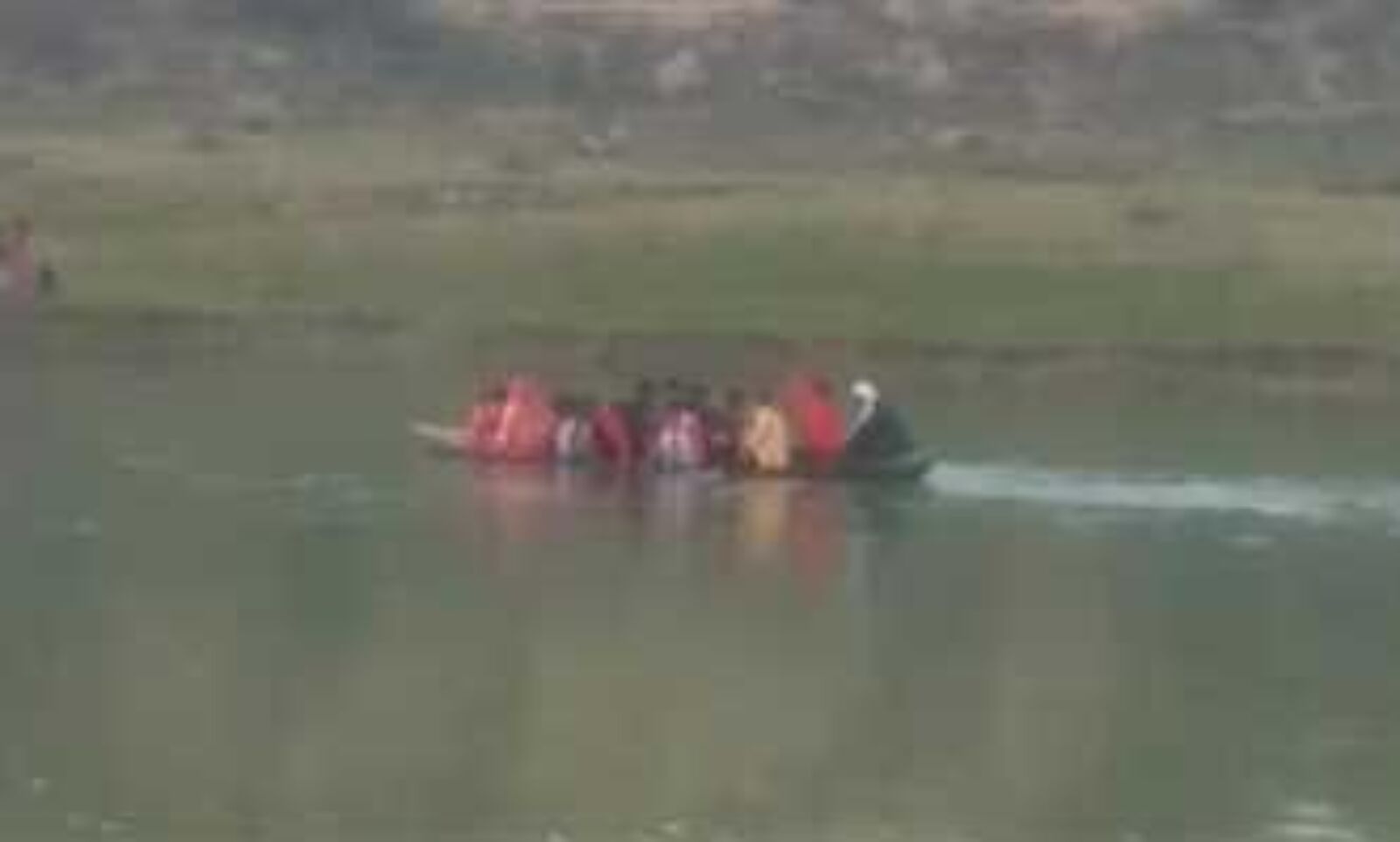 सिंध नदी में पलटी नाव, 14 लोग से सवार, दो लापता 