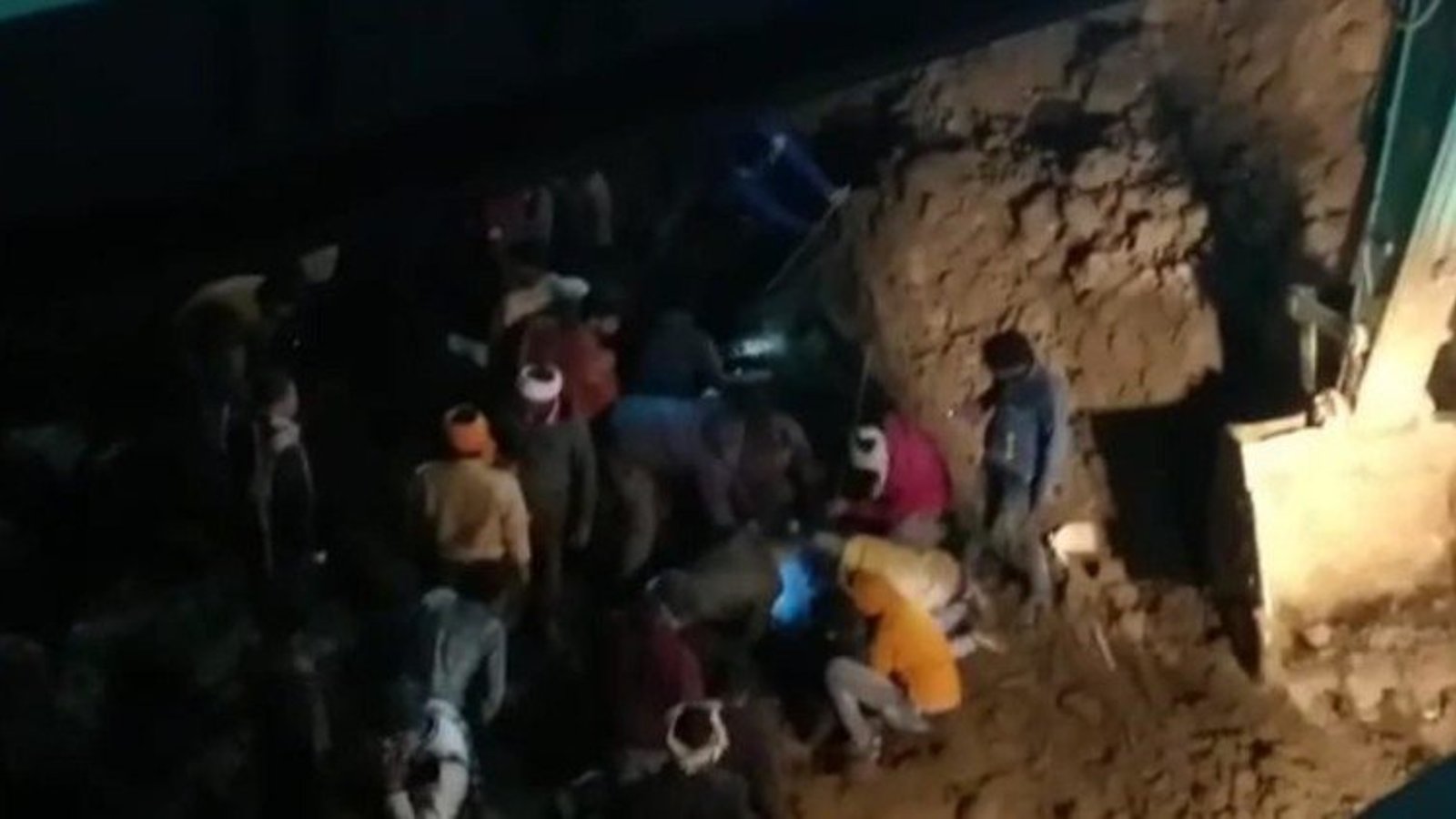 रेलवे के निर्माणाधीन अंडर ब्रिज की मिट्टी धंसी, दो की मौत 