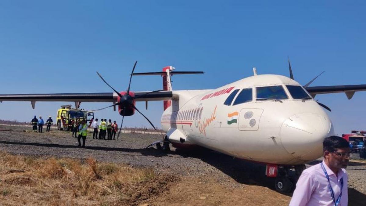 जबलपुर एयरपोर्ट पर टला बड़ा हादसा, पायलट की सूझबूझ से बची यात्रियों की जान 