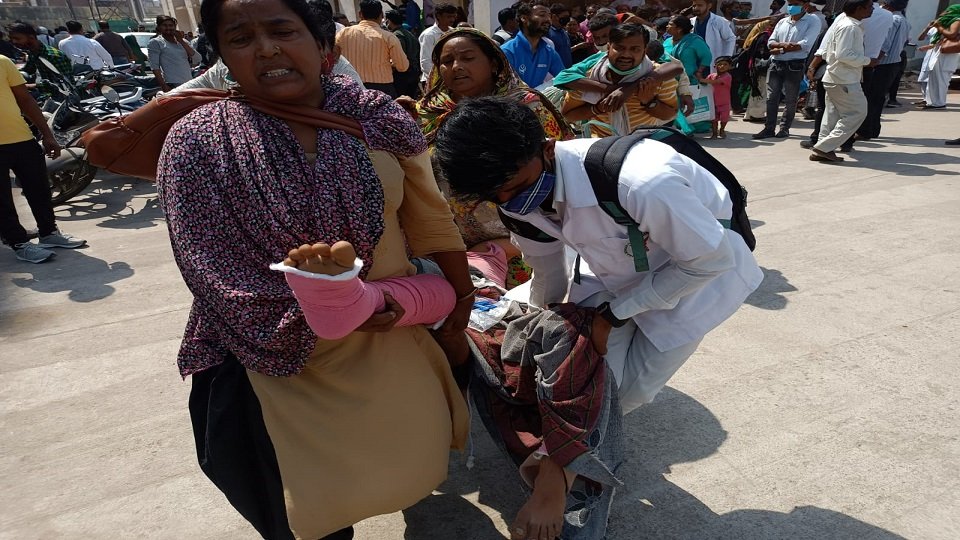  आगरा के मेडिकल कॉलेज में लगी आग, मरीजों को गोद में लेकर दौड़े तीमारदार 