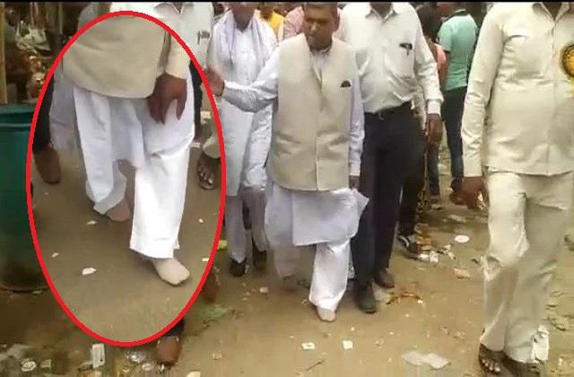 मंदिर के बाहर से विधायक के जूते चोरी, मेले का उद्घाटन करने पहुंचे थे नेताजी 