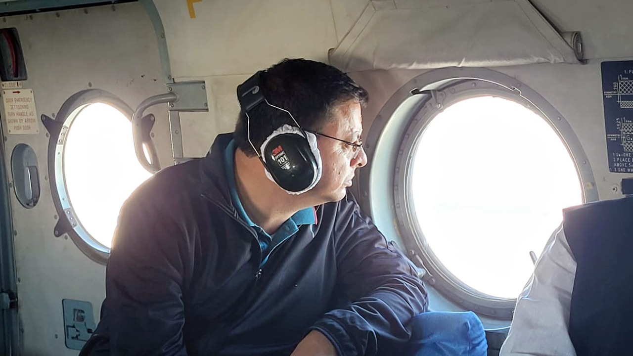  सीएम पुष्कर सिंह धामी के विमान की इमरजेंसी लैंडिंग, जा रहे थे देहरादून 