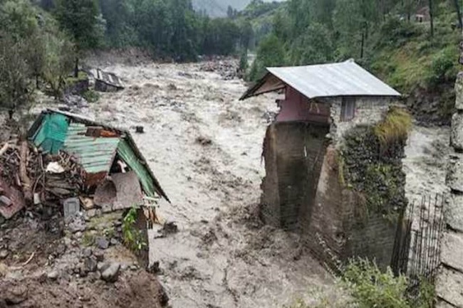 चंबा जिले में बादल फटने से भारी तबाही, एक युवक की मौत