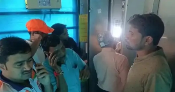  खंडवा रेलवे स्टेशन पर फंसी लिफ्ट, दो घंटे बाद परिवार को निकाला