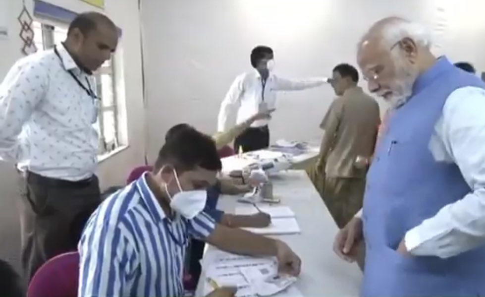 अहमदाबाद पहुंचकर पीएम मोदी ने डाला वोट, जनता को दी लोकतंत्र के उत्सव की बधाई 