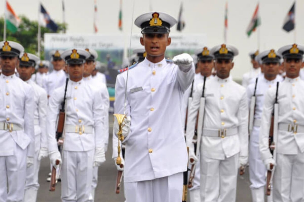 भारतीय नौसेना में निकली बंपर भर्तियां, ऑनलाइन करें आवेदन