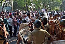  शिक्षक अभ्यर्थियों का सडकों पर जमकर हंगामा, पुलिस ने किया लाठीचार्ज