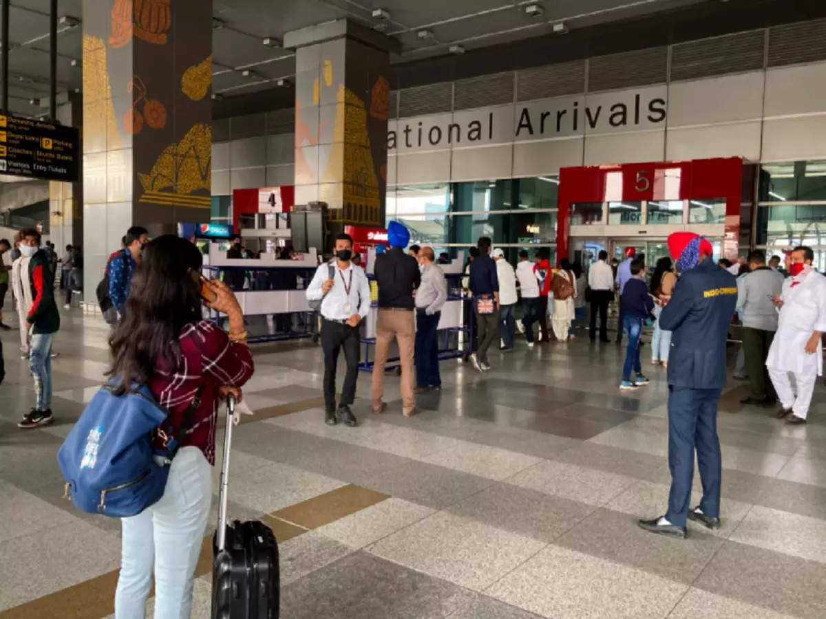 कोरोना ने बढ़ाई टेंशन, दिल्ली एयरपोर्ट पर दो यात्री निकले संक्रमित